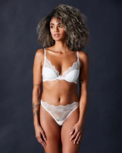 Journelle Anais Thong